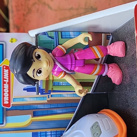 Disney Junior Firebuds Friends Violet and Axl Figure and Ambulance Vehicle Set - Picture 5 of 12